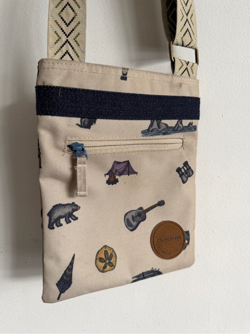 Dakine Beige & Navy Outdoor Icon Crossbody Bag